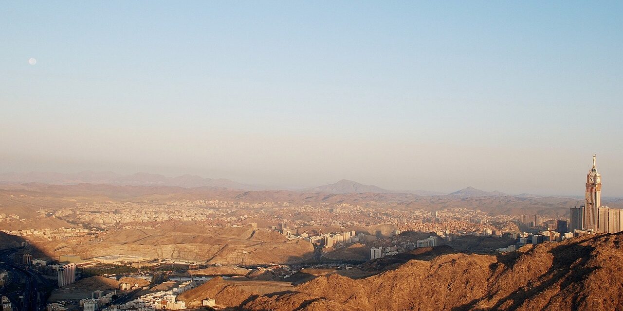 Fakta Menarik Jabal Rahmah, Pesona Bukit Kasih Sayang di Padang Arafah